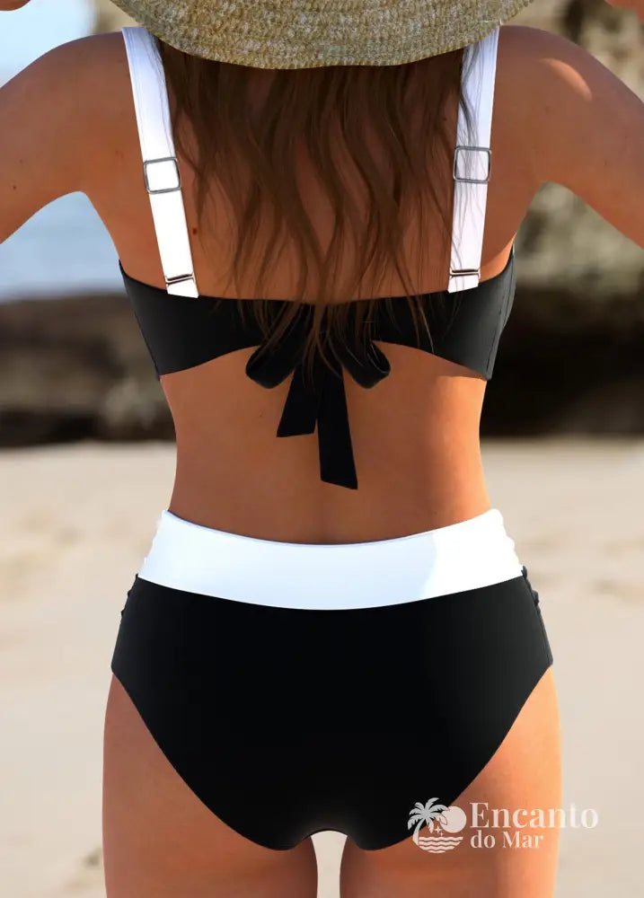 Biquíni Bicolor Estruturado Com Decote Reto E Cintura Alta Biquíni Bicolor Estruturado Com Decote Reto E Cintura Alta